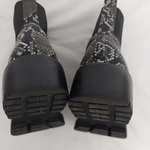 STEVE MADDEN Gliding Black Snakeskin Chelsea Ankle Boots Size 7.5‎ Stretch - Picture 8 of 8